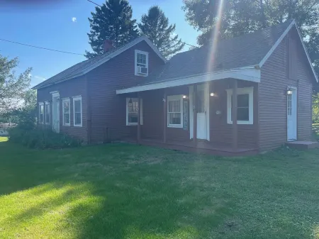 Charming 3-bedroom cottage in Hampden with AC, WiFi