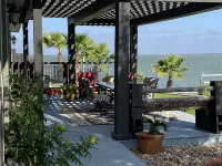 Maxwell 2Bdrmbath Suite-Outdoor Kitchen-Private Lighted Pier on Baffin Bay Отели в г. Клеберг