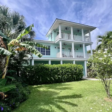 Key West Style Beach House w/ Boat Parking 2 mins from launch 5 mins from beach!
