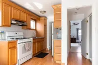 A Modern Getaway Perfect for Families & Business 딕스 힐스 호텔