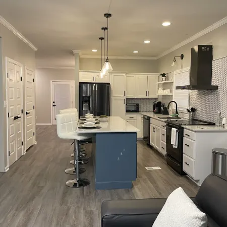 New Modern Townhome Downtown- 3Levels