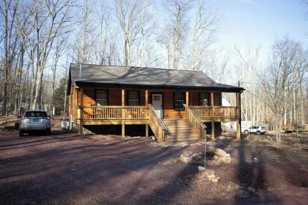 Bright & quiet cabin near mountain attractions
