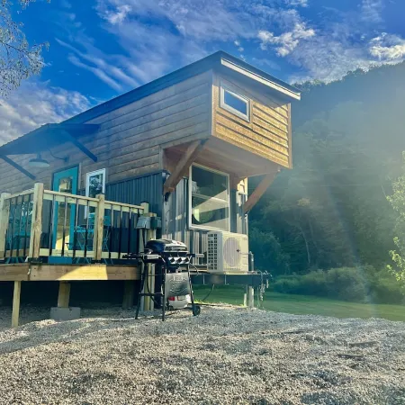 Tiny House on Upper Iowa River w/ hot tub