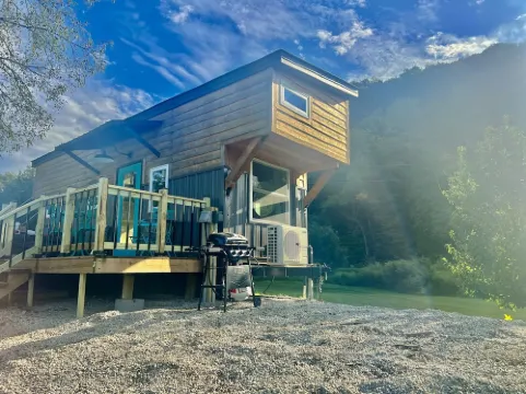 Tiny House on Upper Iowa River w/ hot tub