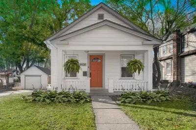 *NEW* Mid-Century Modern Bungalow! Ideal Location -3Bed/2BR Hotels near Fine Stitch LLC
