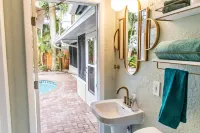 Villa Palmas-Double Master Suites, 5 Bedrm + Pool -1 mile from beach