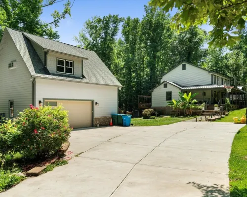 Studio above a detached garage away from main house on a private lot. Hotels in Matthews