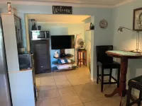 Beautiful Detached Remodeled Cottage Studio/ Downtown Palm Harbor.NON FLOOD Zone
