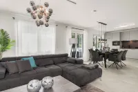 Fairmieten: Moderne Suite mit Balkon und Parkplatz