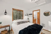 Cozy Cabin with Private Hot Tub - Trails and Sandy River Nearby - Sleeps 7