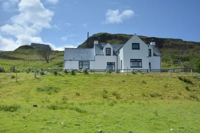 Beautiful & warm family home in stunning location. Close to great hiking trails. Hotels near Sgurr a Ghreadaidh and Sgurr a Mhadaidh