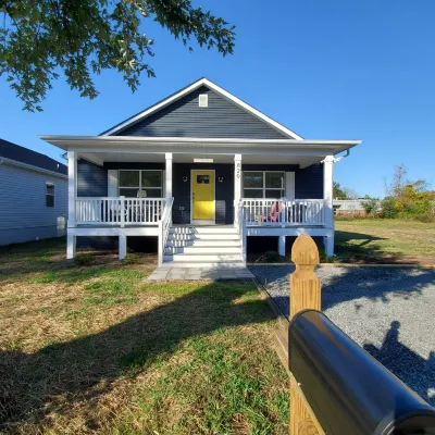 Private Retreat Bungalow-One Level, 2 blocks from Beach w/Porch & Deck