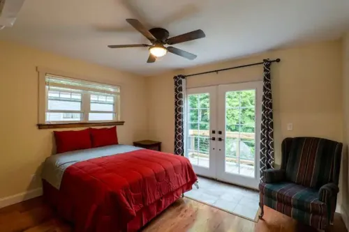 Elmhurst House /Town-House- Top Floor - 3Bd Catskill Mtn View