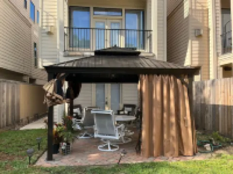 Charming Suite, inside the loop/pet friendly w/ outdoor gazebo,Private Entrance