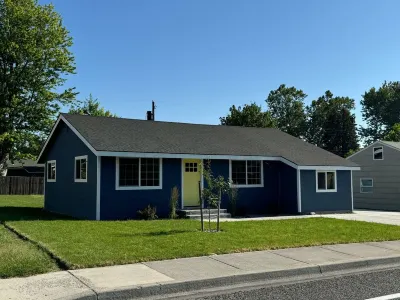 Charming 3 Bedroom House with AC, WiFi in Kennewick