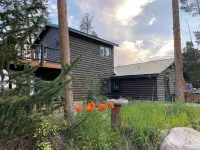 NEW Entire Cabin, 🏔 & 🌊 Views + Hot Tub Downtown Hotels near Quacker Gift Shop Grand Lake