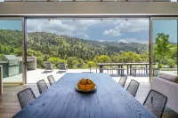 Modern, recently built home with stunning pool & beautiful views; 15 min to town