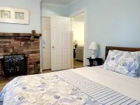 Immaculate Cottage in the Historic District.  Quiet street, large fenced yard. Hotels in Washington