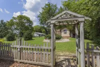 Adorable Cottage!  Everything!  WiFi, Kitchen, Jacuzzi, NO Cleaning Fee!!!