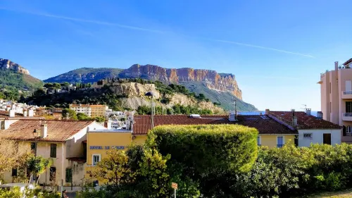 Cassis center apartment la rade, behind the harbor, nice view and parking