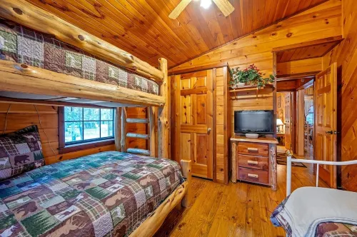 Charming 2-bedroom cabin in quiet area offering a Piece of Peace!