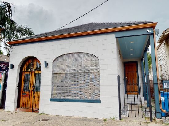 Downtown Gem Blocks to the Quarter, 9 Beds, 3.5 baths and TVs in 2 bedrooms