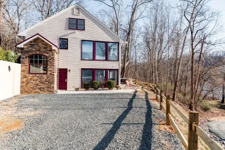 "Family-Friendly Retreat Near Downtown Lynchburg and Liberty" Отели рядом с достопримечательностью «Lazy Days Winery»