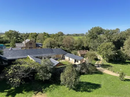 In the heart of wine-growing Anjou, renovated gîte on a 10-hectare estate Отели в г. Бельвинь-ан-Лейон