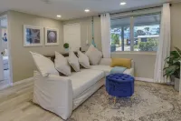 Cozy 2 Bedroom Englewood Home miles from the Beach