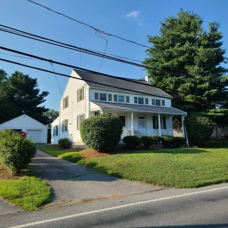 Three bedroom farmhouse,king size beds with country living