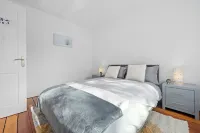 Fantastic, modern 3 bedroom house in West Didsbury. Close to all amenities. Vision Express Opticians at Tesco - Baguley附近的飯店