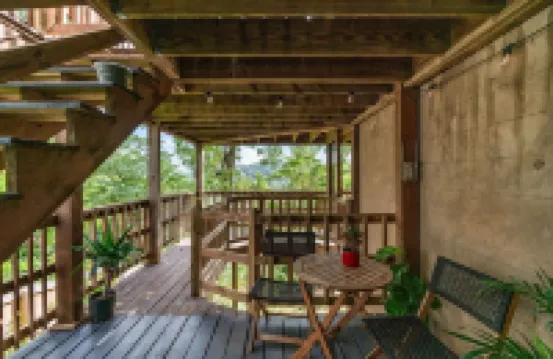 Queen City Hideaway - walk downtown, newly reno, classic, and cozy with views!