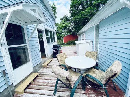 Cozy little lake cottage on Buck Lake!