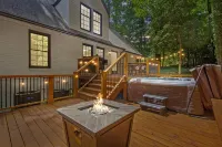Large Upscale Paris Mountain Home with a Hot Tub