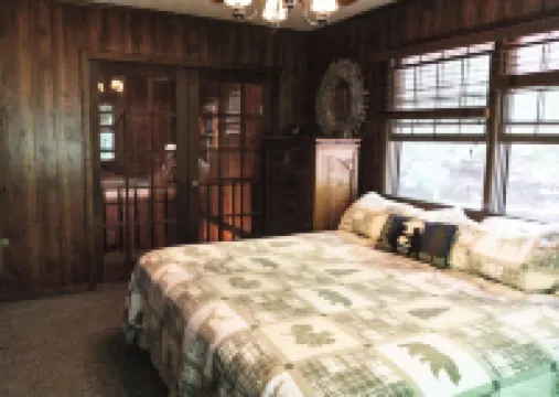 Pet Friendly, Polar Express, Hot tub, babbling creek