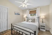 Fishcamp on 14th - Renovated & Walkable in Port Royal w/ Pool