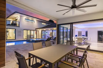 VILLA PARAISO, ALL GLASS WATERFRONT MANSION SLEEPS 15