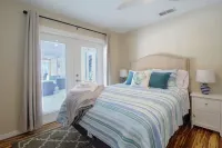Pool house( Heated pool) with Oasis garden near the beach Location! Location!