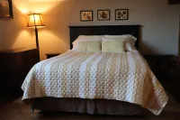 Cozy Cottage overlooking Bitterroot Valley, private setting east of Victor