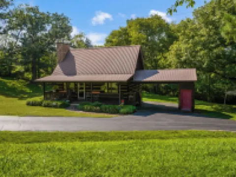 Creekside Cozy Cabin:Minutes to UTK, Dtwn Knox & M’ville ,Marina, & TYS airport