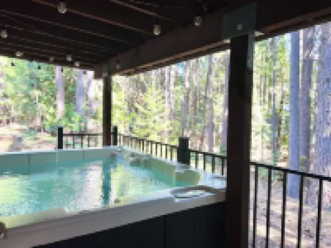 Secluded Cabin with Hot tub on spacious private lot