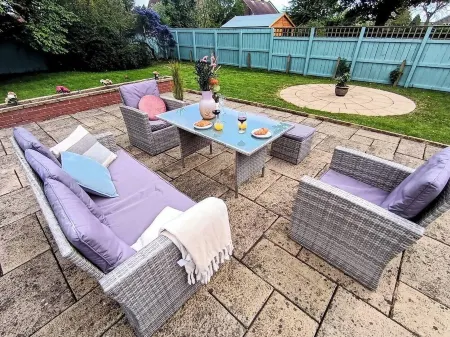 Beautiful Semi-detached House, Spacious for Family and Business.