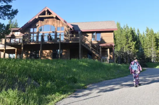 Casa Big Sky - Two Bed Apt in Large Private Home on Groomed Ski Trail