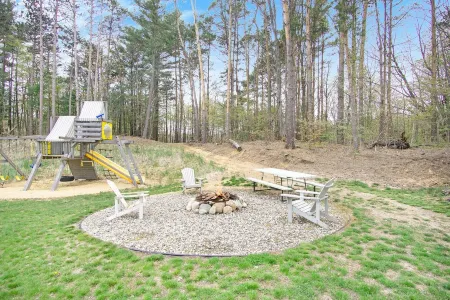 Gorgeous private farmhouse! Heated pool, hot tub & barn in winter. Sleeps 25