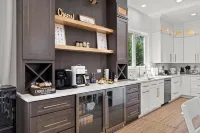 Luxury Lake Geneva House, Heated Pool, 2 Hot Tubs, Sauna, Fire Pit, Photo Zone