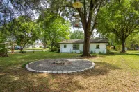 Cozy 2-Bedroom Dunnellon Abode Hotels near KP Hole Park