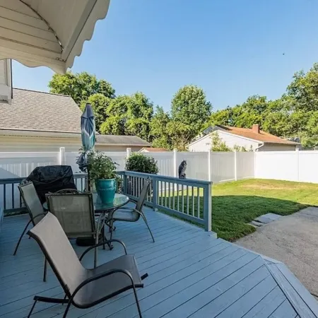 Avon Lake Charming Cottage with 4 bedrooms and Lake Erie Access