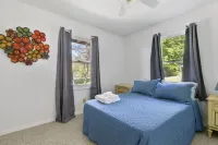 Lake Front, Hot Tub, Game Room, Kayak/SUPs, Firepit, Private, Pet Friendly
