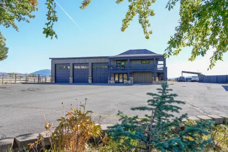 Modern Barndominuim on Peaceful 100 Acre Ranch