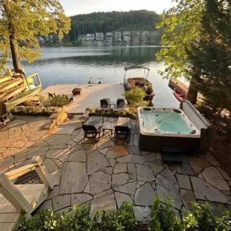 Warluskee Luxury Lakefront Cottage w/ Hot Tub